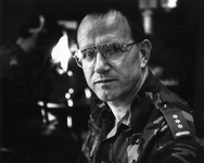 403859 Portret van kolonel M.J.M. van Broekhoven, commandant van het Opleidingscentrum Technische Dienst van de ...